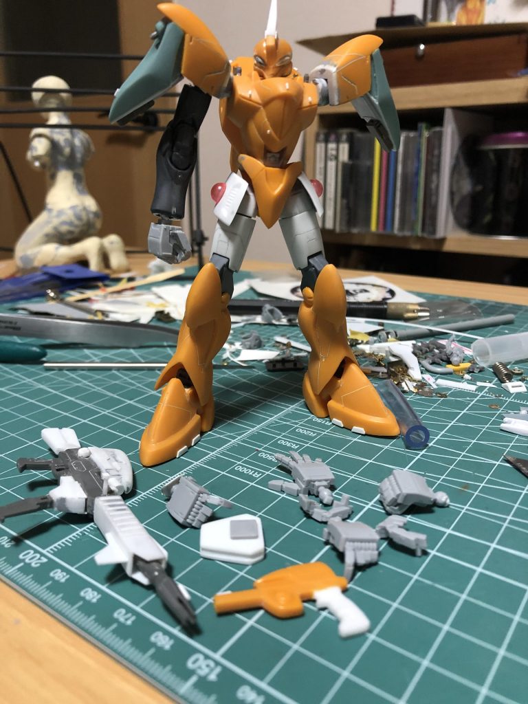 ハンドガンは握り手に合わせてグリップをプラ板で新造。
胴体は2mm延長し、この画像では腕パーツをAGE系から流用しようか悩んでいるのがうかがえます。