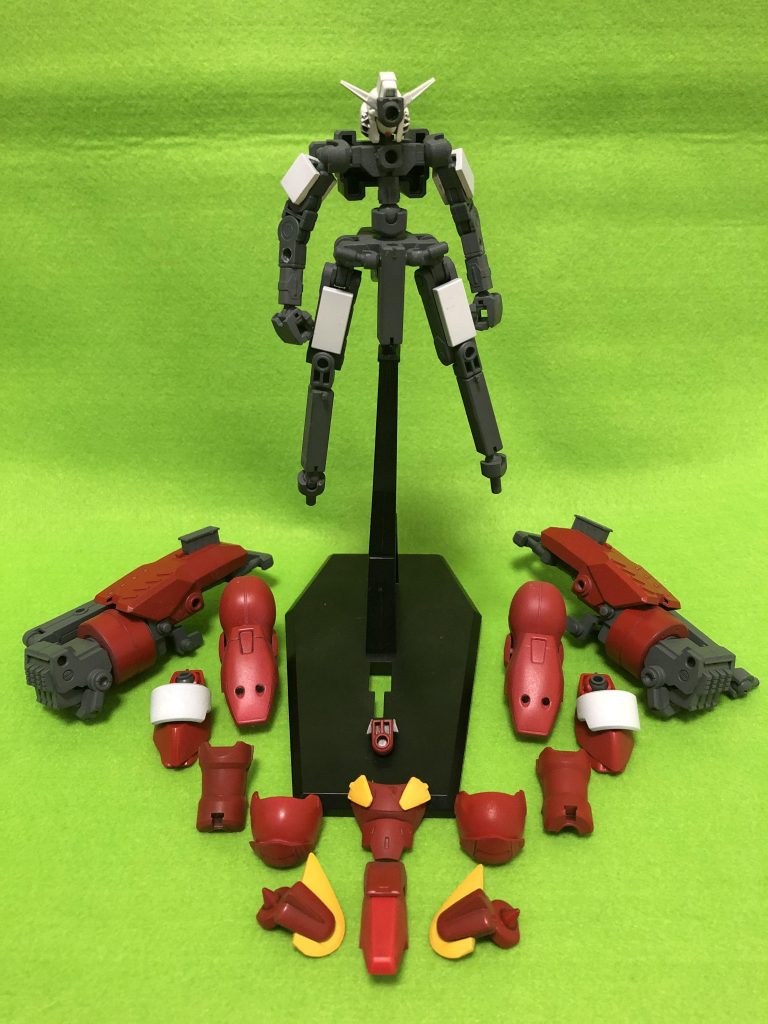 アーマーはこの通り着脱可能です。
ミクロンガンダム ネイキッドは、大腿と二の腕に装甲を追加しました。