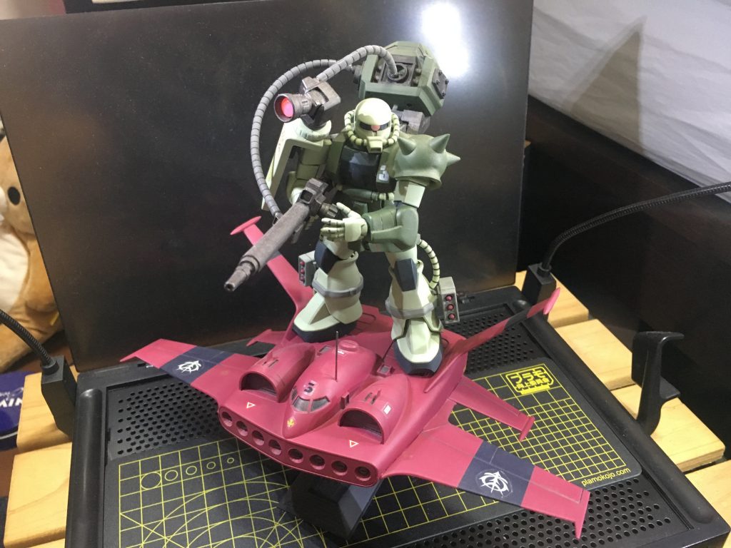 旧キットのスタンドのままでもモビルスーツをのせても壊れません。

バンダイ驚異のメカニズム