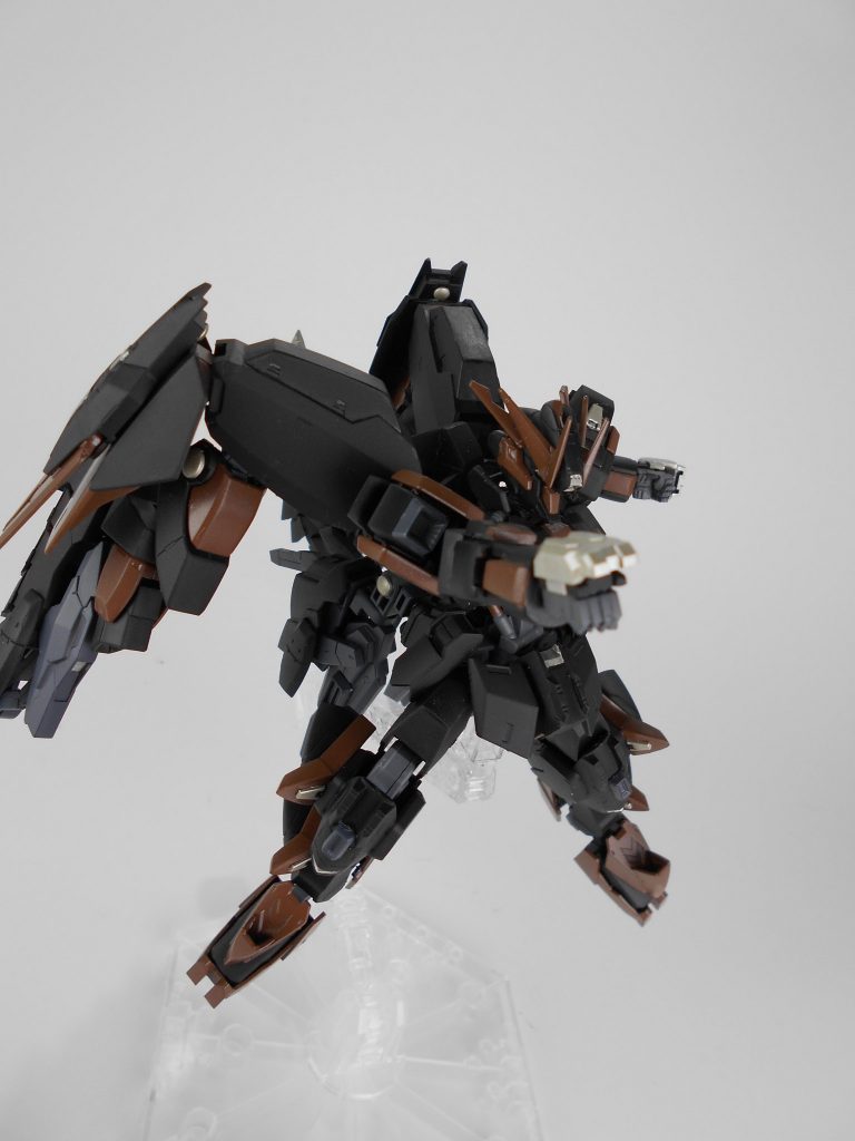 ビームナックルガード・「ターウヴェル」。ビームを手の甲からナックルガード状に出力し、至近距離、ツザンブルを投合した状態においても戦うことが出来ます。手の甲にのみビームを出力しているので技量次第ではビームを弾き返すことも可能です。
ターウヴェルはドイツ語で「地底」からもじりました。