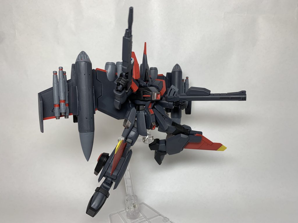 腹部内部にはボールジョイントを、股関節にはGM/GM等でお馴染みのパーツを使用しているので全体の可動域は割と広いです。
肩もボールデンアームズで拡張しています。