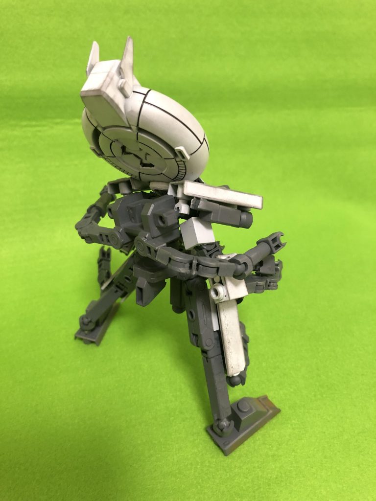 サブアームは肩、下腕、背中、腰、膝、脚、胸に装備。
また右胸には3連特殊弾頭、左胸には閃光弾が搭載されています。特殊弾頭はチャフ、ビーム攪乱膜、煙幕など、様々な弾頭を選択出来る設定です。