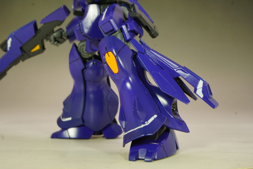 ビルドMK-Ⅱのパーツを足につけて、シナンジュを彷彿とさせるバインダーにしてシルエットを盛りました。