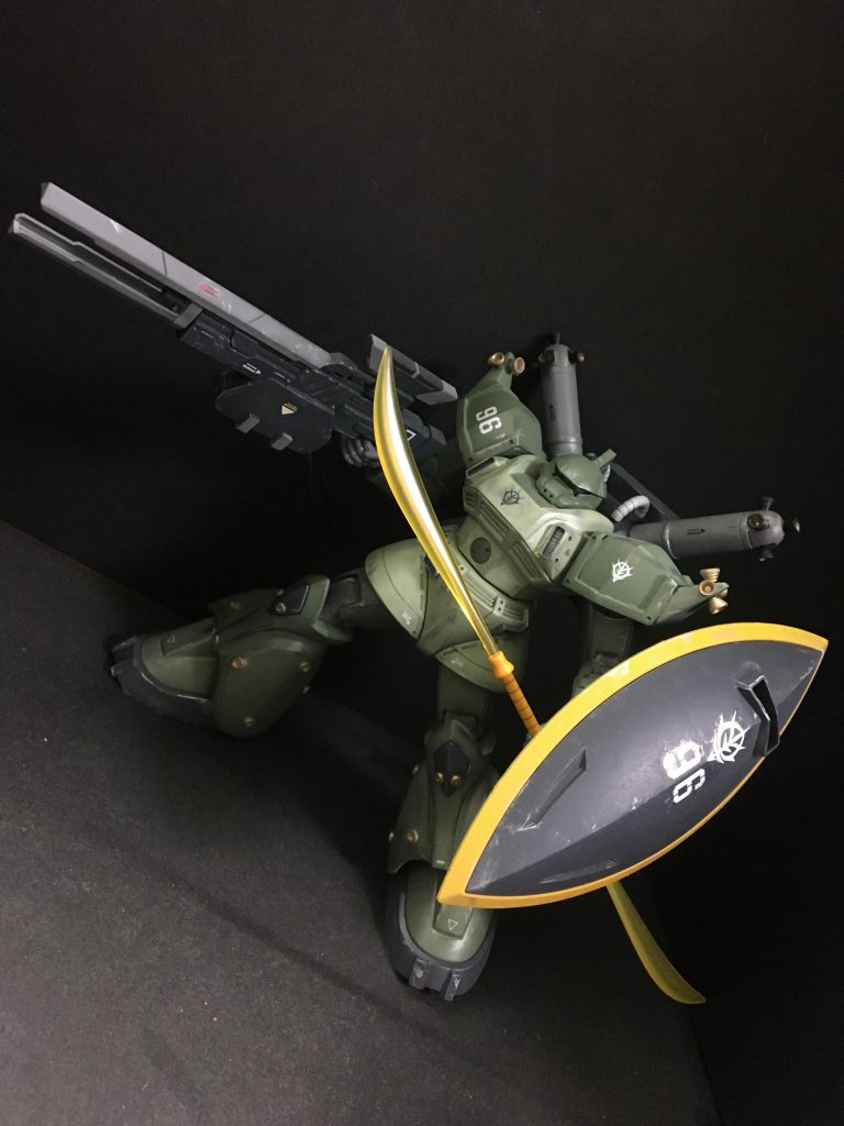 ポージング。
因みにサブアームはキャンペーンパーツのものとBFシリーズのパーツを使って再現しました！
色はアニメ版の資料を参考にMr.カラーの缶スプレー
MSグリーン
MSディープグリーン
MSファントムグレー
ニュートラルグレー
ネイビーブルー
ゴールドを使用しシルバーやウェザリングマスターで汚してあります😊