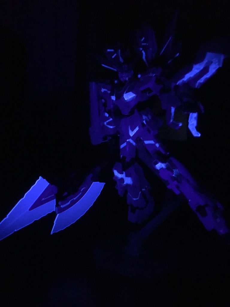 ブラックライトでクリアパーツがカッコよく光ります