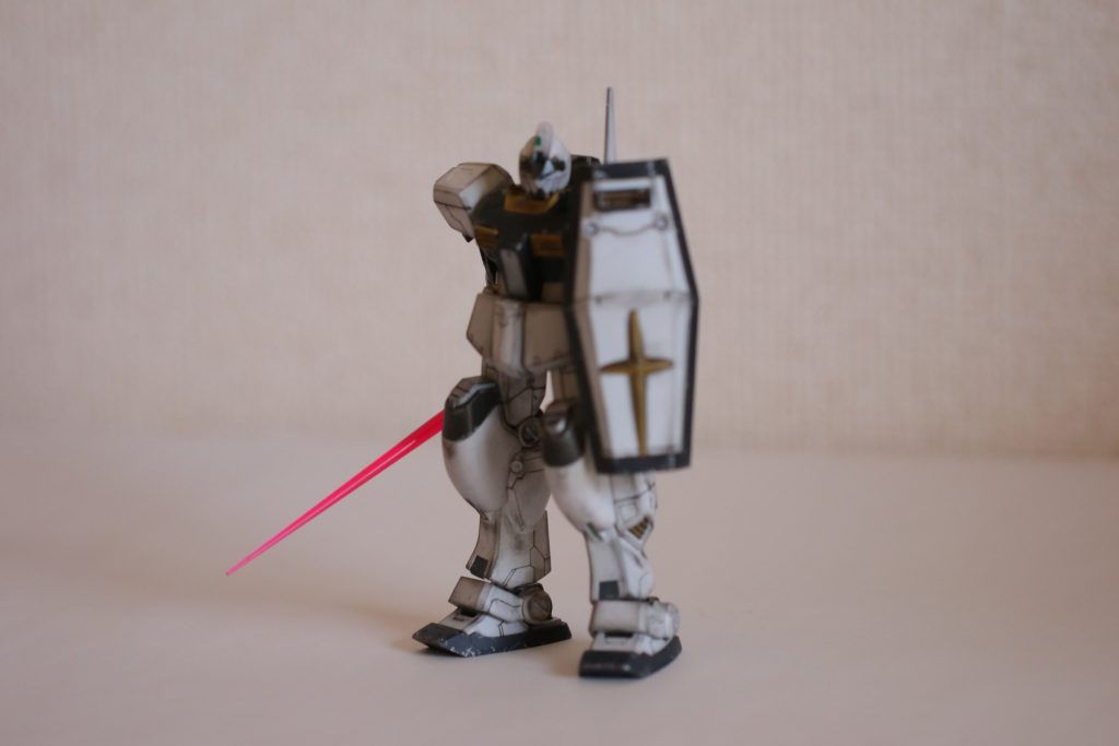 【装備携行】
商品に同梱されていた武装はほとんど剥ぎ取りましたw
シールドとビームサーベルのみという白兵特化仕様。ビームライフルも作成しましたが、撮影はしていないので‥‥