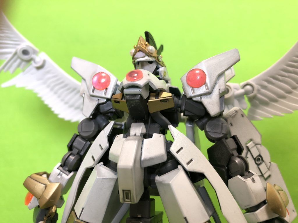 フェイス部。最初にL.E.D.ミラージュに似過ぎたため、慌てて王冠を作成しました。差別化は出来たかな、と。
額のクリスタルがメインカメラ、という設定です。