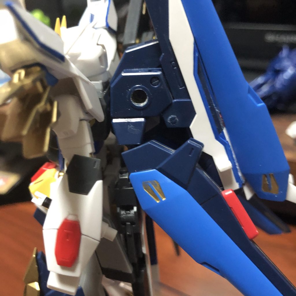 バックパックは3ミリの穴をウイングが取り付くよう穴を開けてます。