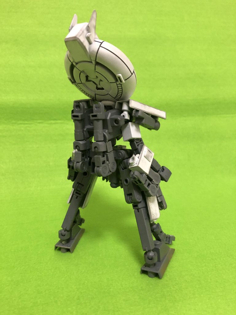 背面。
特に目を引く巨大なレドームは、Ez-SRの物です。これ、ヴァイエイトのジェネレーターが元のパーツなんですよね。
下腕には今回もレゴブロックを加工した物を使用。ピッタリはまるので重宝します。