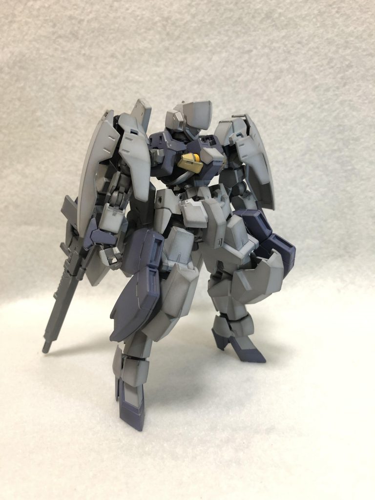 前面。
グレイズリッターをメインに、グレイズの装甲等を使用。重装甲、高機動の機体に仕上がりました。