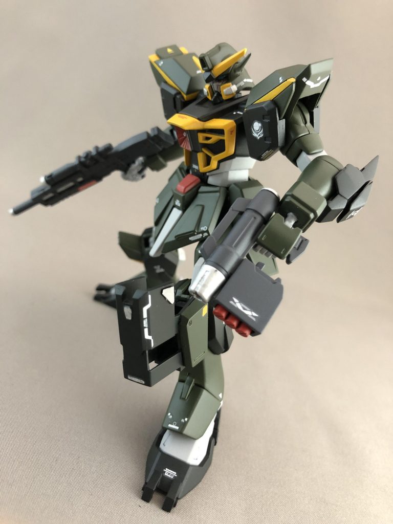 左脚部の装備はウエポンラック。
GMのビームスプレーガンにミサイルランチャーを増設した装備を収納しています。
その他の武装でもある程度の大きさまでなら収納できます。