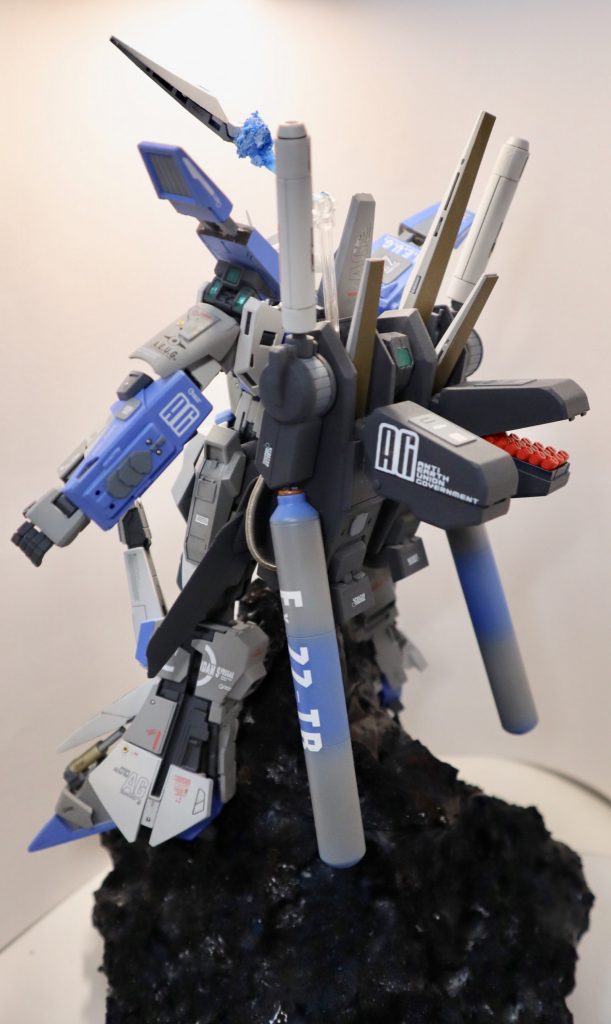 ミサイルポッドを改修してます。ちょうどファンネルが入るスペースがあります。