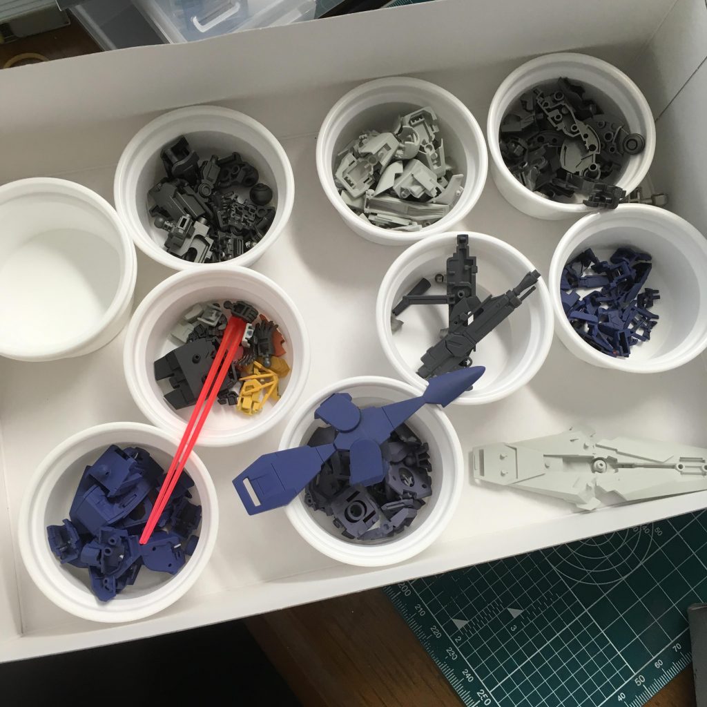 パーツが多くなかなか苦戦しました...
こういう小分けできるカップあると便利ですね(今更感