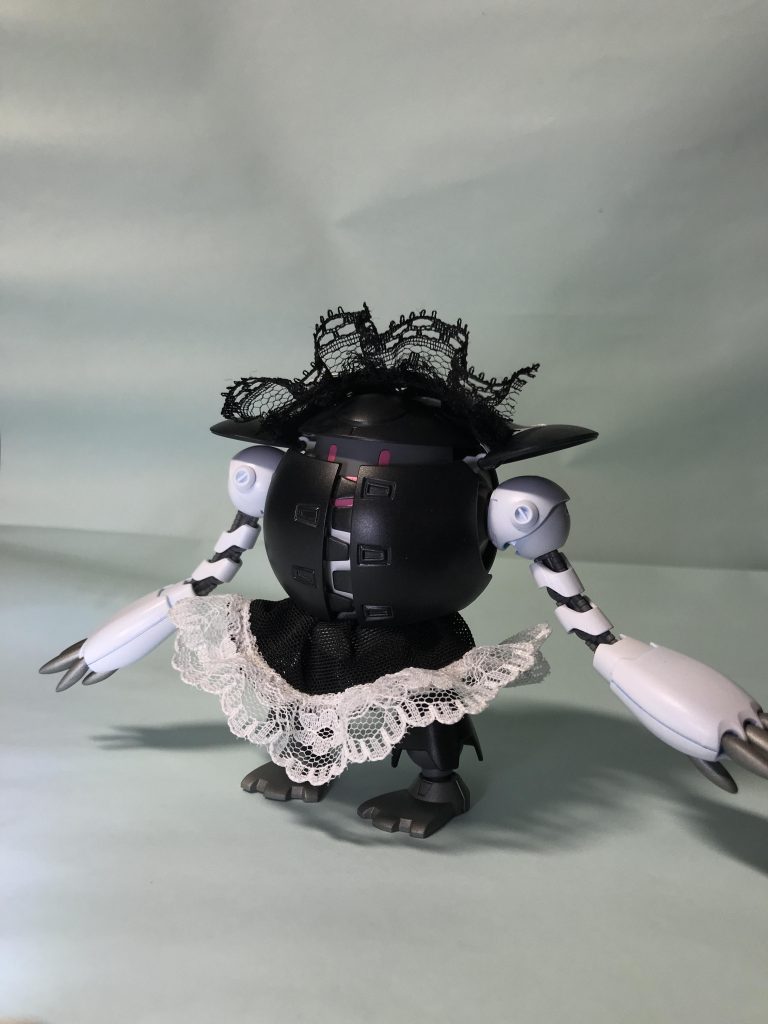 スカートは100円ショップのシュシュ。
カチューシャは手芸のフリルを改造してマグネット接続にしました。