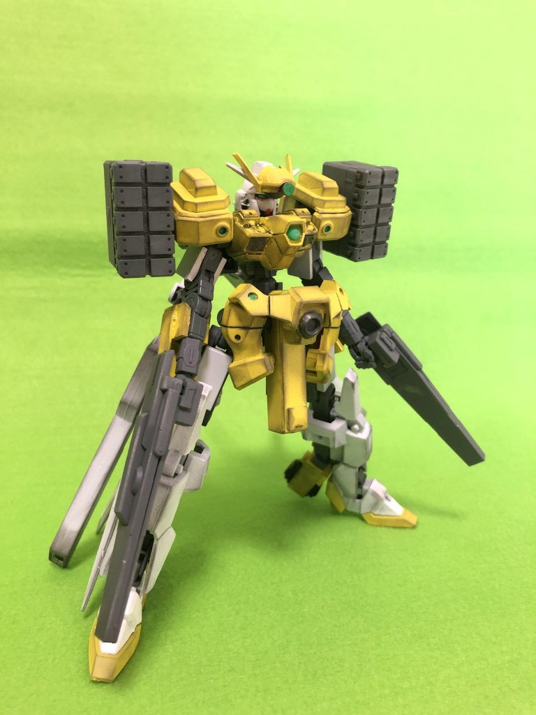 前面。脚はAGE-FX、腰と肩、頭のパーツはメリクリウス、胸はSDのウイングゼロカスタムです。
今回、タミヤさんのウェザリングマスターを初使用。雰囲気が全然違います……。