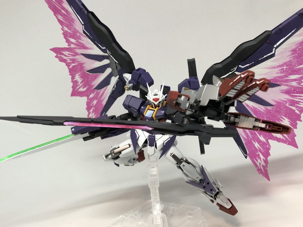 全開稼働状態
本来の高機動格闘機として、急接近→斬撃を繰り出すスタイルです。2振りの大剣で薙ぎ払う荒々しい戦いを想像して作りました。
両肩のGNビームバルカンも併せて使用することで、これと戦う機体は格闘+射撃を常時浴びる状態になります。まさに地獄…!