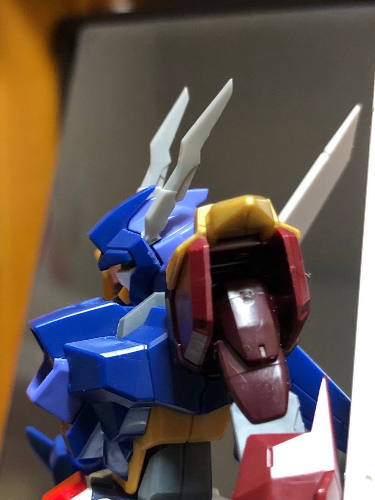 頭が寂しかったのでアンテナを追加。使用したのはコトブキヤの*M.S.G モデリングサポートグッズ メカサプライ12 カスタマイズヘッドA*です。