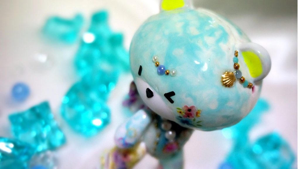 耳は明るく光るようになっています。
海の底でもしっかり照らすことのできるライトの役目をもっています(という設定)