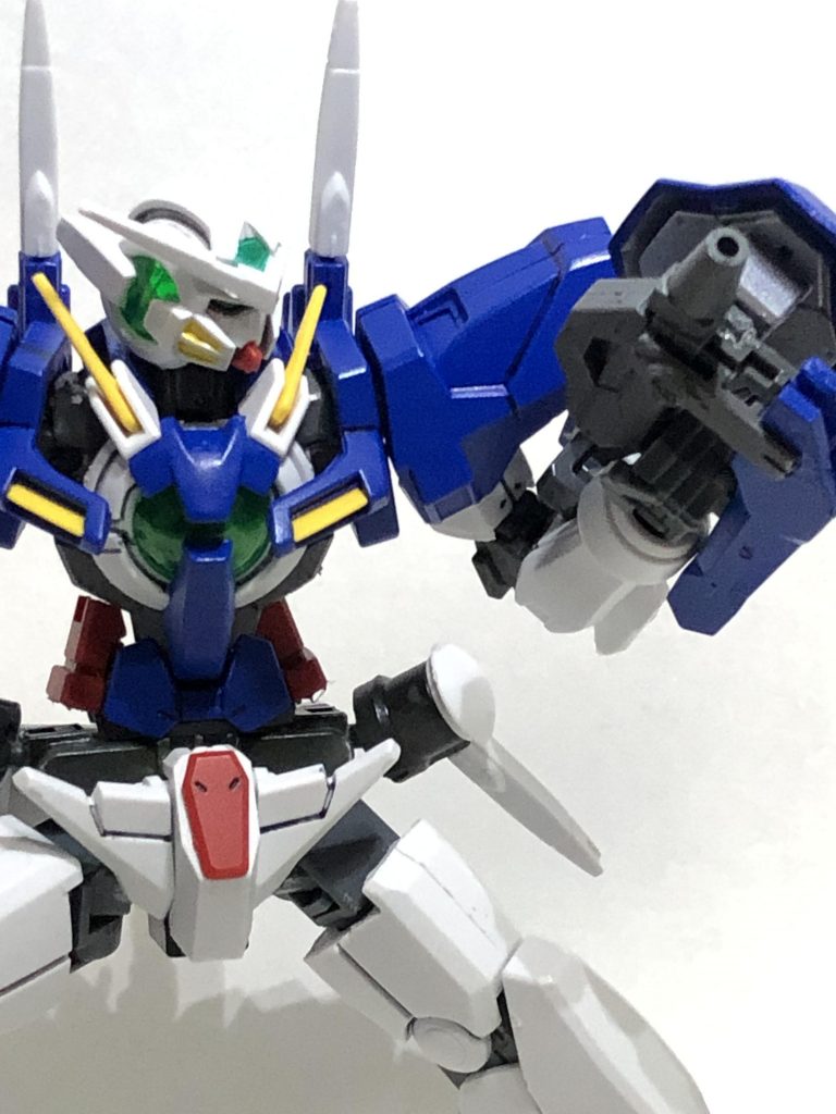 可動範囲の拡大が目的なので塗装や武器にはそこまで力を入れていません。GNソードのソードを取っ払い、シールド+ライフルとして左腕に接続。