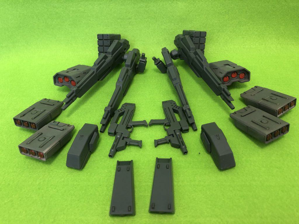 取り外した武装達。下手したら本体より武装の方が重いのでは。