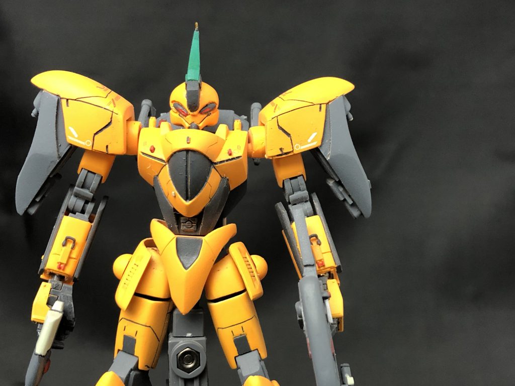 正面から。
今見るともう少し目つき悪くしてシャープな輪郭でよかったなと思うけど、この時点でキットよりかなり変わってるのは素組みを見た人ならわかるはず。
離れすぎの目はパテで埋めて彫り直し、ツノはプラ板で作り直し。