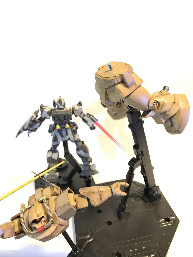 真っ二つです。
ちなみにこのドムは旧キットのプロトタイプドムです。