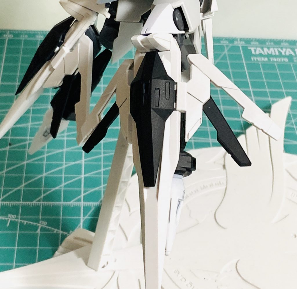 さらに脚部前面に装備された装甲は、小型ウイングを展開することで脚部にGNフィールドを発生させることが可能。