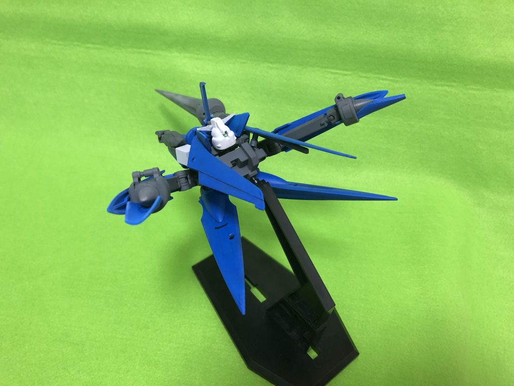 後方から。ここから見ると何が何だか、という感じですね。
腕を前に伸ばし、上体を前に倒す。脚を横から後ろに向け、各部を微調整して完成です。フレームの可動範囲が優秀というか、かなり独特なので出来た事ですね。