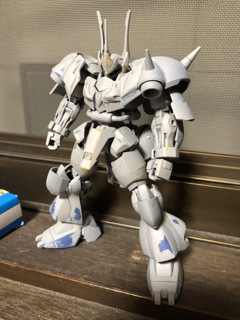 今回は珍しくサフ吹きました。
サフ吹くとなんかこうもっさりするし変に指紋とかつくとややこしいんで普段やらないんですけど今回は色を基本白で統一するのとパテ結構使ったので一応吹きました。