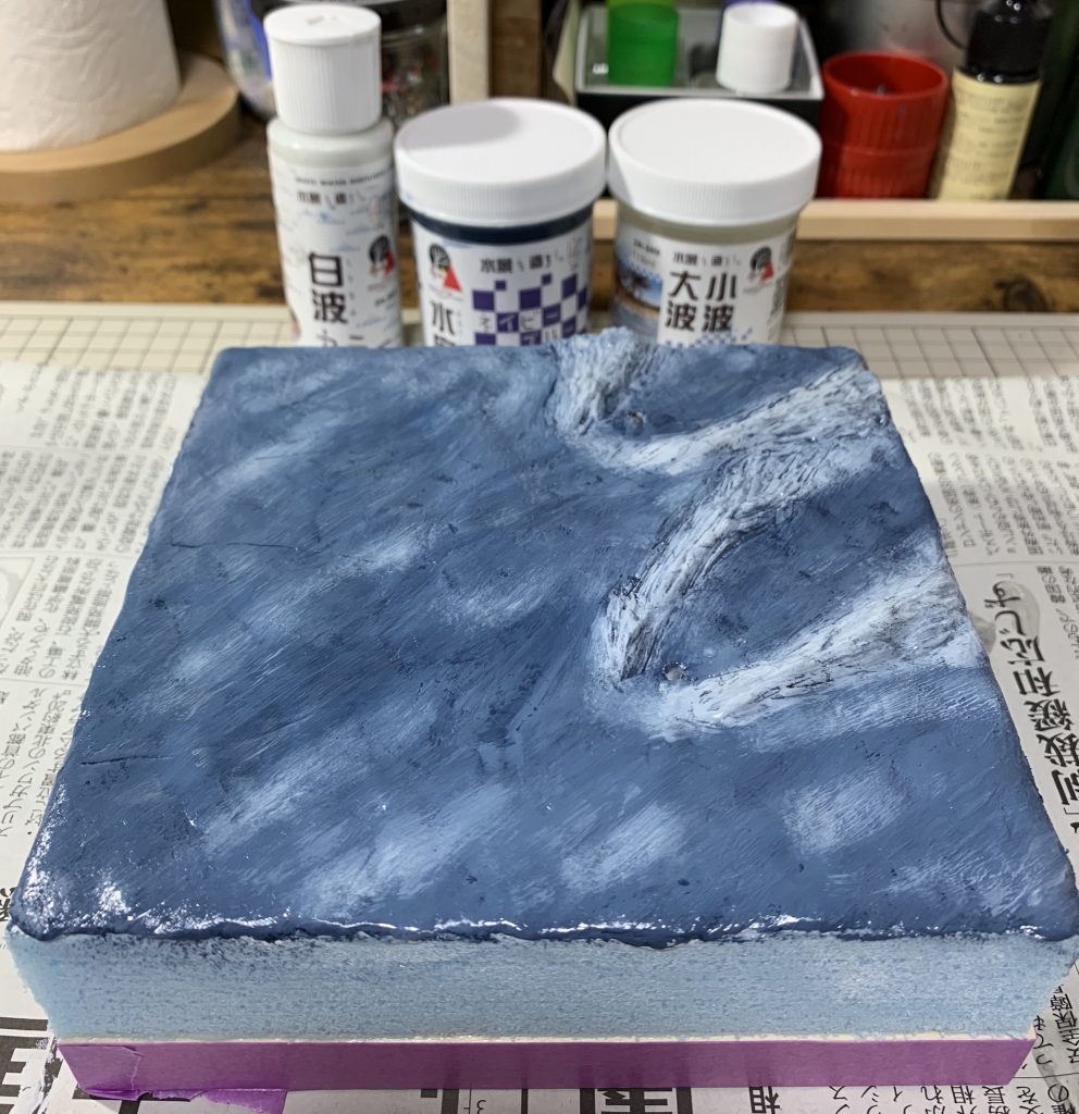 今回は台座も作成しました。
湖の上を飛んでいる感じにしてみました。
スタイロフォームの上に紙粘土で形をつけてウォーターシステムシリーズで仕上げました!!
ご覧頂きありがとうございました( •̀ᴗ•́ )/