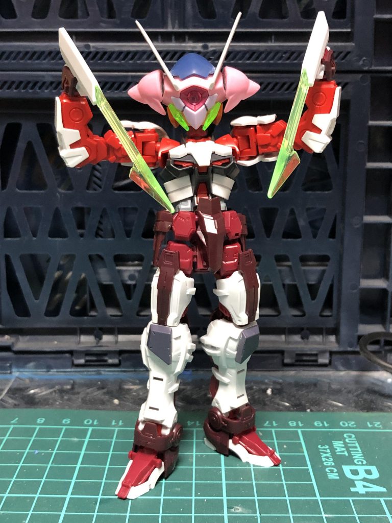 最初のうちは腕部もアストレイでした。
ファルシアの胸部は真ん中に球体があり、このままでも怪人っぽくて良かったのですが…