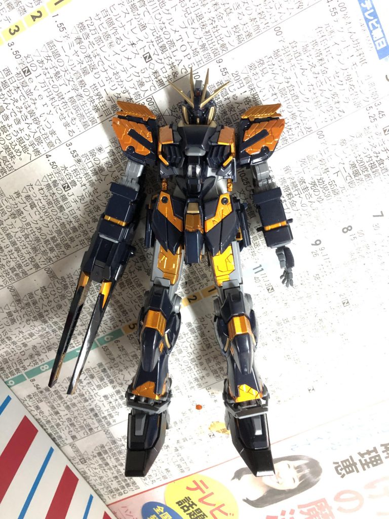 デカール貼って完成だってなってた時です
数日後に左肩の色が箱にくっついて剥がれてしまい、塗り直しになりました。