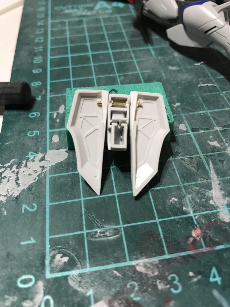 S字ができるように一体成形だったリアスカートは真鍮線で動くように