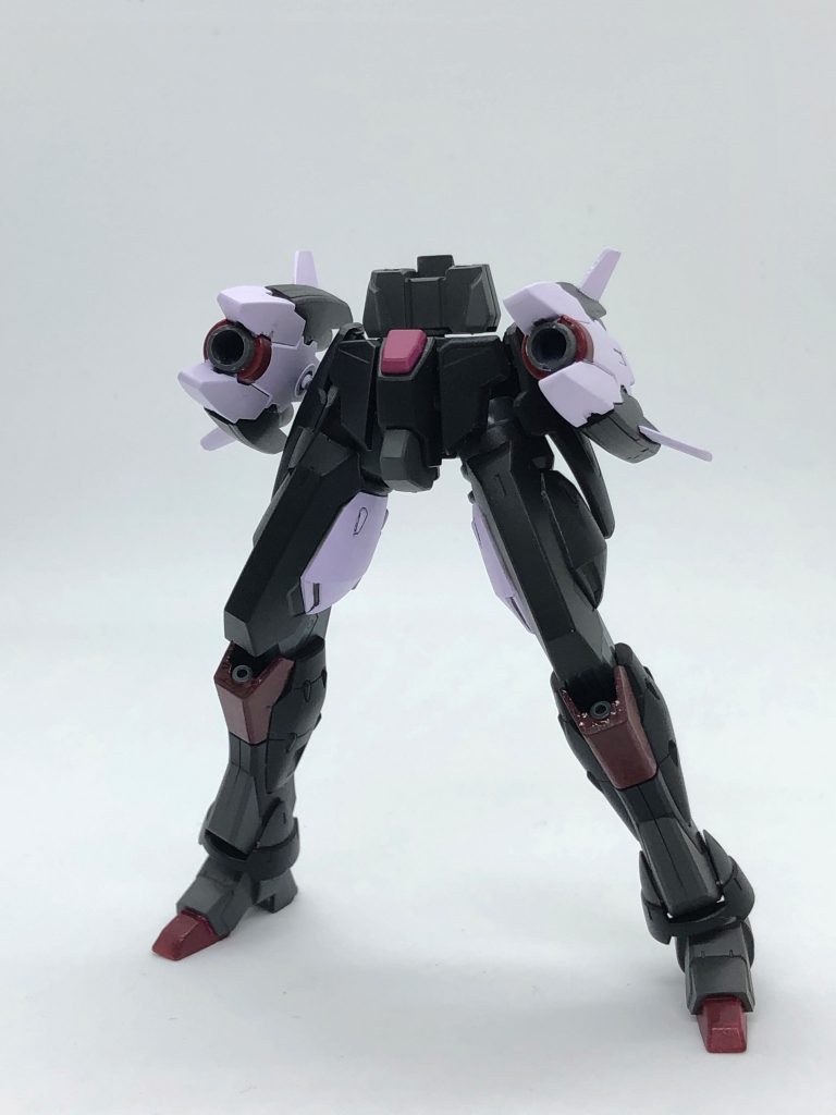 *レッグドーベル*
コックピットは上半身にあるため主に砲台のような扱い。この状態でも遠隔で操作は可能なので足での格闘は出来る。