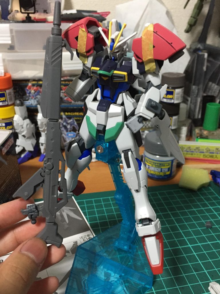 実は4号機を目指して製作していました。

背面の武装が思いつかず、考えたプランは技量不足と金銭の問題で却下。

肩の追加装甲はその名残です。