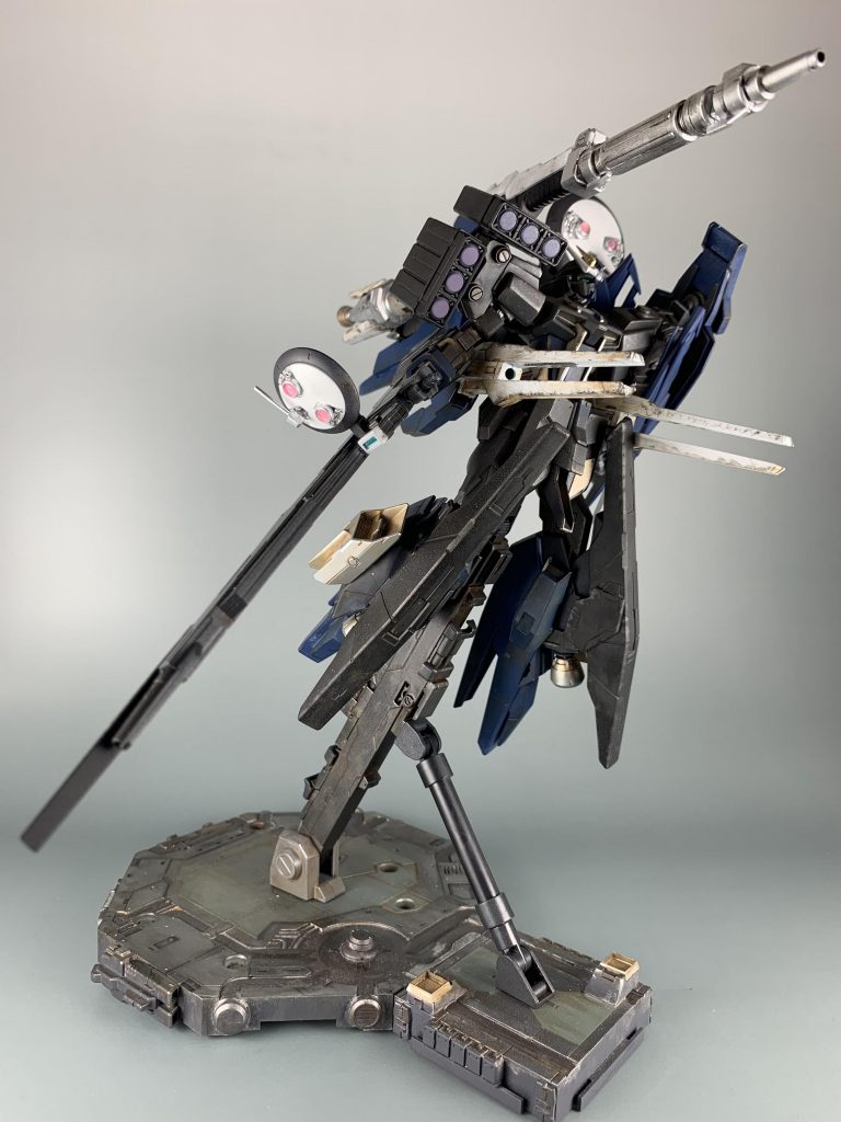 武装はロングレンジビームライフル、レールガン、ミサイルポッド、左肩にはビームシールド発生装置、アーマーシュナイダー改、メガビームランチャーとメガ盛りです。