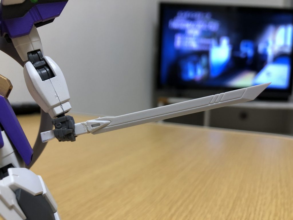 フェザーブレイド
軽量化のため刀身は細く取り回し重視