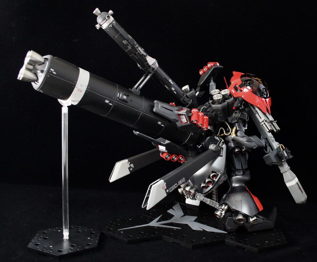 迫力満点のバックショット ‼️
サイコザクのブースターを直付けできるように接続基部を自作。予備ファンネルコンテナはブースターに装備し、ドラッツェ改のタンクも装備しています。