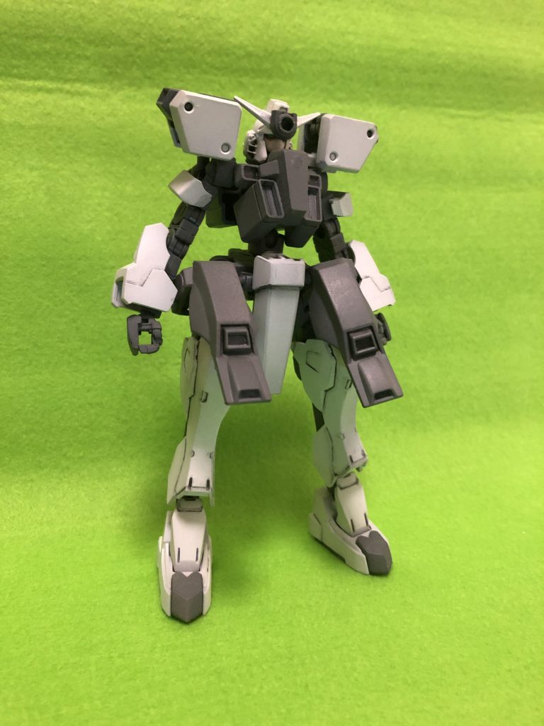 一応自立します。足首がボールジョイントなので、接地は良い方です。