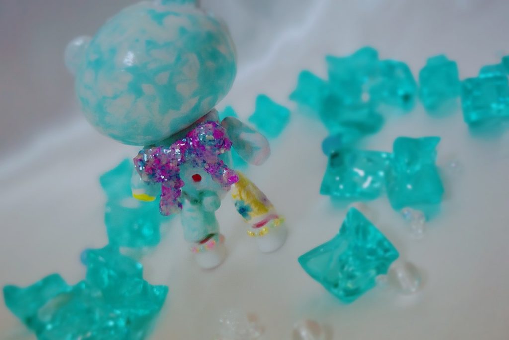 背中のリボンはその海で採れた貝殻の破片を集めて作られています。
(実際、ネイルで使われるシェルというデコパーツを使っています。