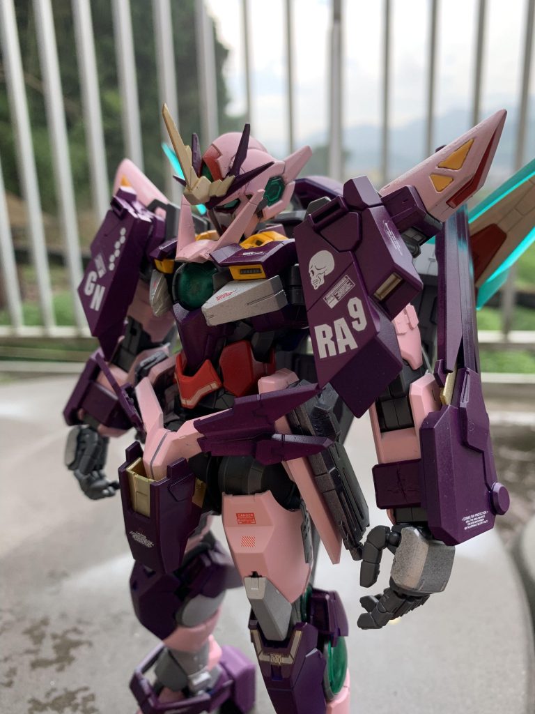 前回と同じく差し色に金を使用。
デカールで情報量を足して印象の薄い箇所をそれっぽく見えるように補強w