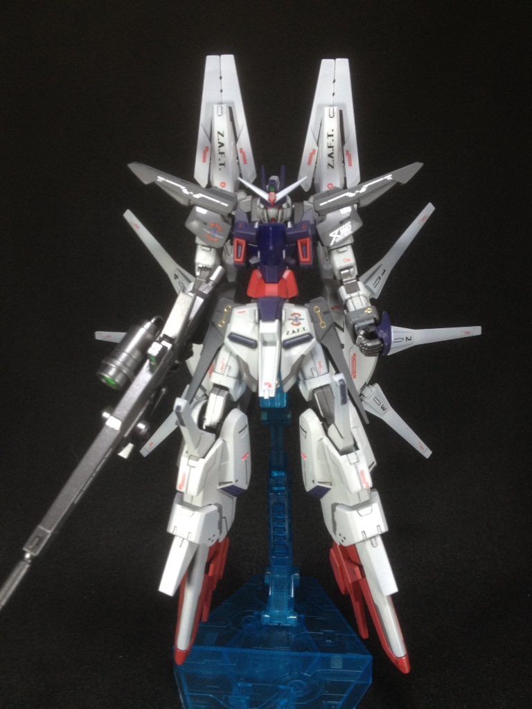 今回も頭と手甲を使っています。
ですが、デスティニーと違いバックパックもhgレジェンドのものを使っています。