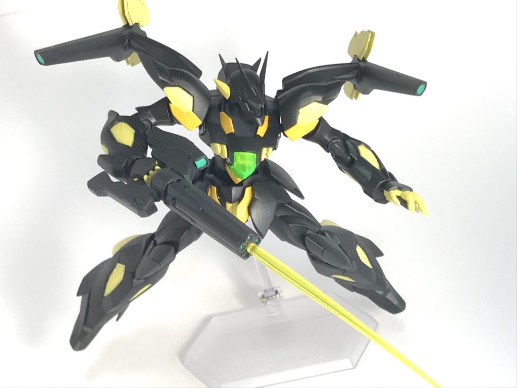 中央に穴が開いてるので
ビームサーベルの刃を取り付けることができます。