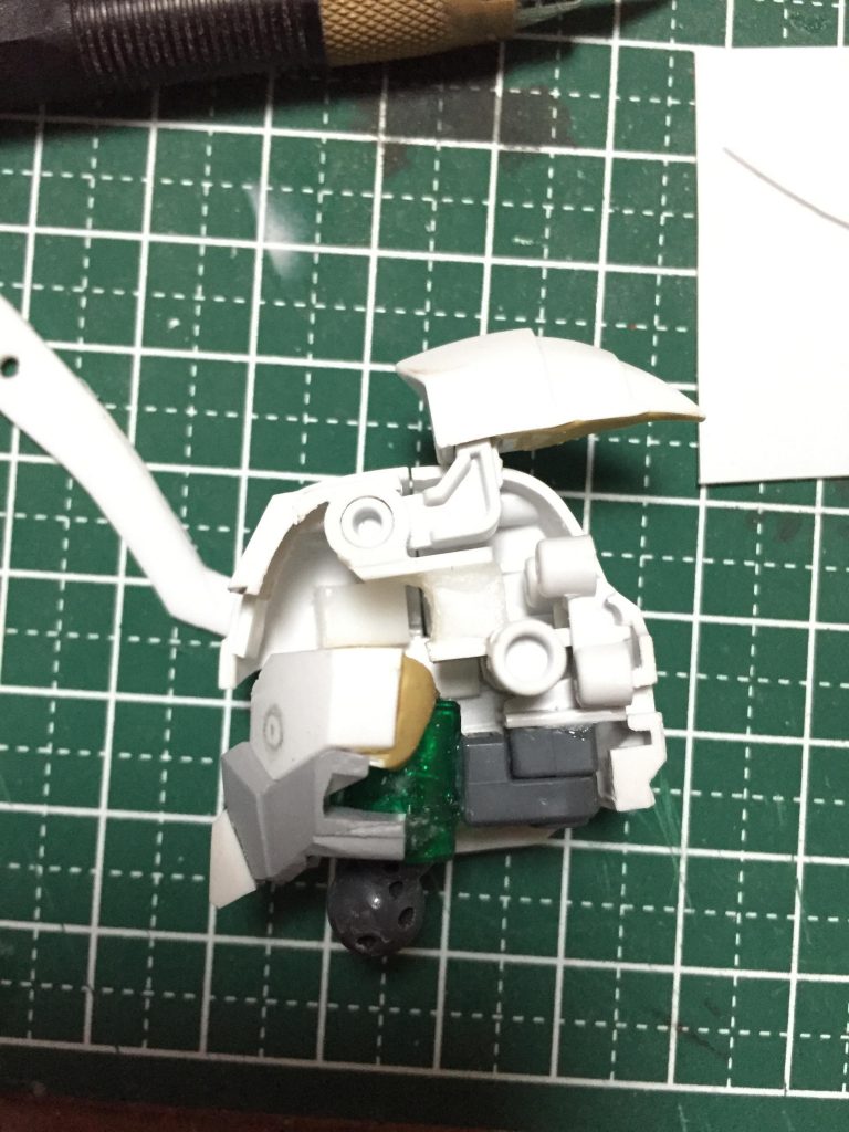 製作時、頭部はチョンマゲ⇔ツノのギミックを残したまま顔面を取り外せるようにしました