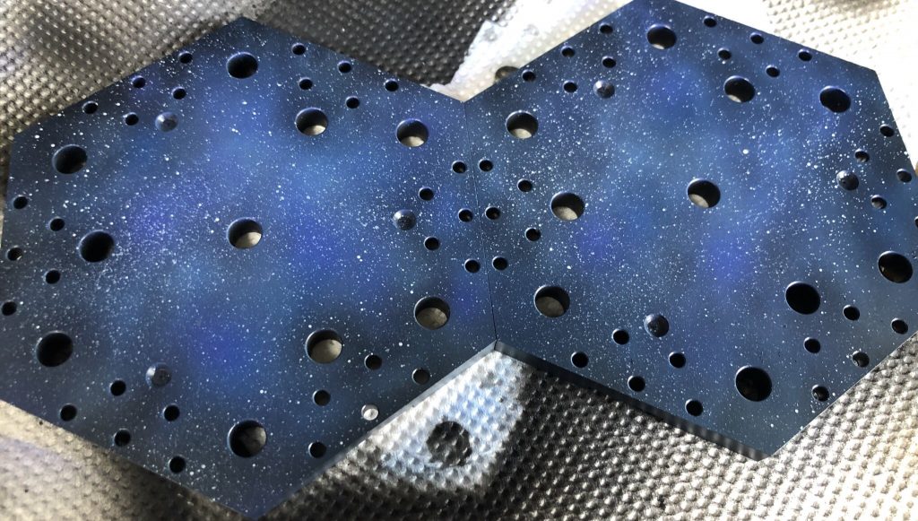 ランチャー台座。
宇宙っぽく塗りました。(意味なし)
作中と違うとか突っ込まないでくださいm(_ _)m
元々クリアのアクションベースを使用。
黒サフ→ミディアムブルー→コバルトブルー→コバルトバイオレットの順で、薄めに希釈して細吹きしたり、距離あけて全体に吹いたりを各色で何度も繰り返しました。
最後にダメになった歯ブラシにEXホワイトをつける。→ドライブラシの感覚で塗料を拭き取る→指で弾いて塗料を飛ばす。
完成‼︎初めてやった割には上手く出来たなぁと。
いろいろな動画を見て研究しました。