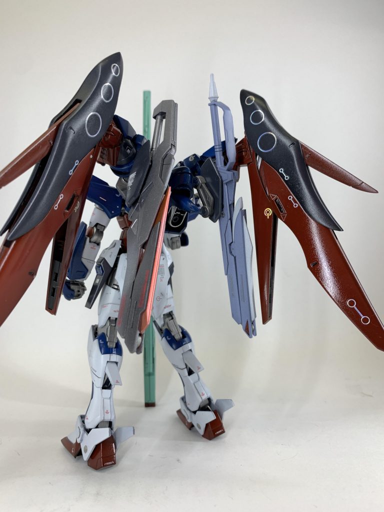 リアビュー。装甲の白色部はつや消し、間接や赤・青部分は光沢仕上げにしています。