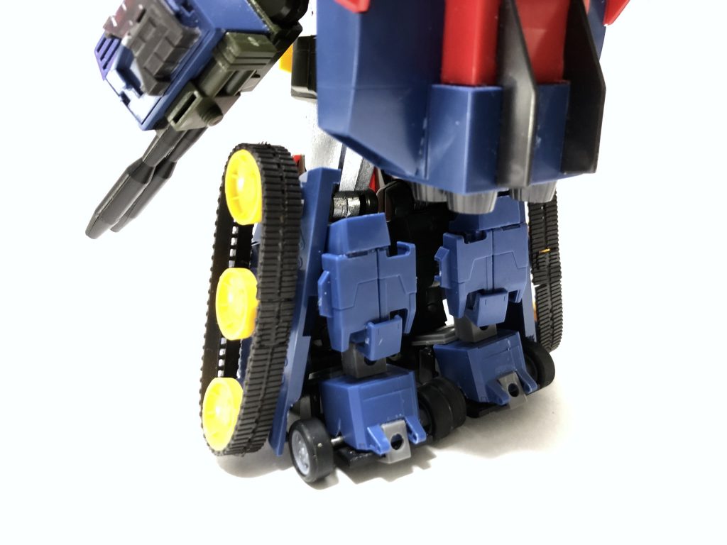 タイヤはゼンマイ式で回転しますが、走行はできません。