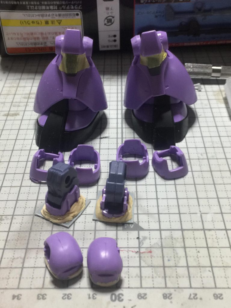 ドムの太ももを ノコギリで
切って プラ板やパテで 2ミリ
足を延長した 工程です