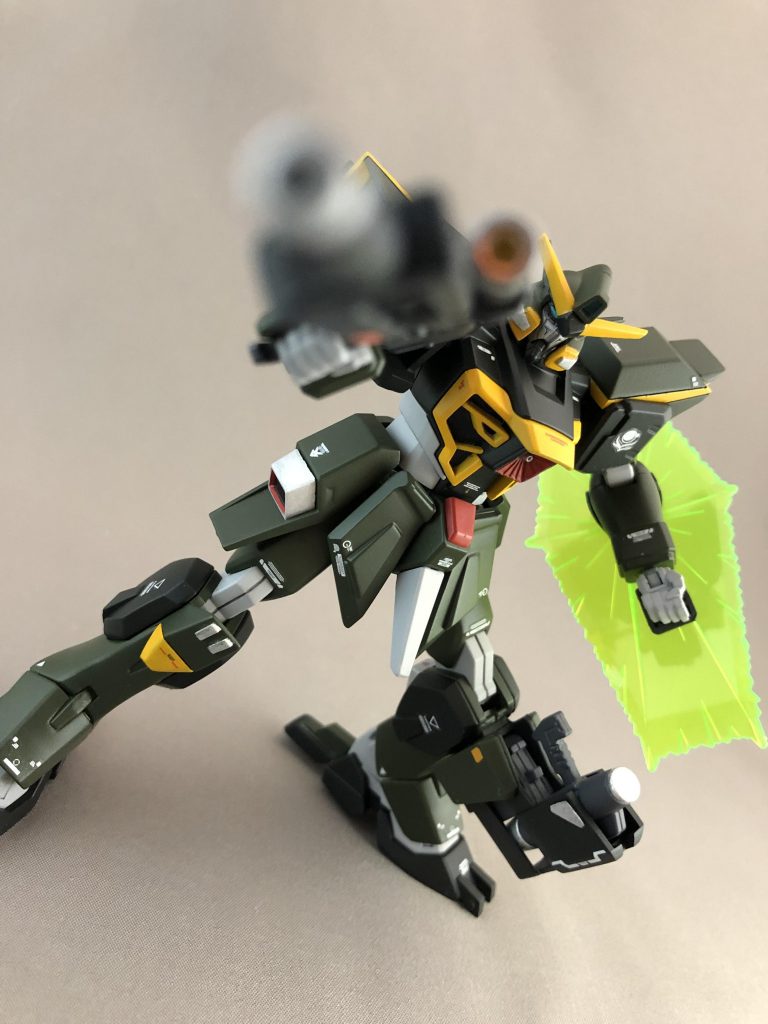 軽装備とカラミティ元来の推進力を活かして中距離での機動戦を行います。
しかし、この機体の真価は機体各部に設けられたハードポイント。これをフルに活用した形態が...