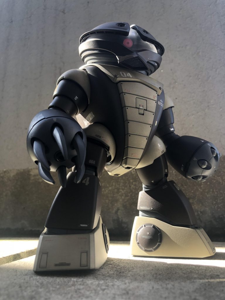 単眼、爪、でかい頭。妖怪ですね。